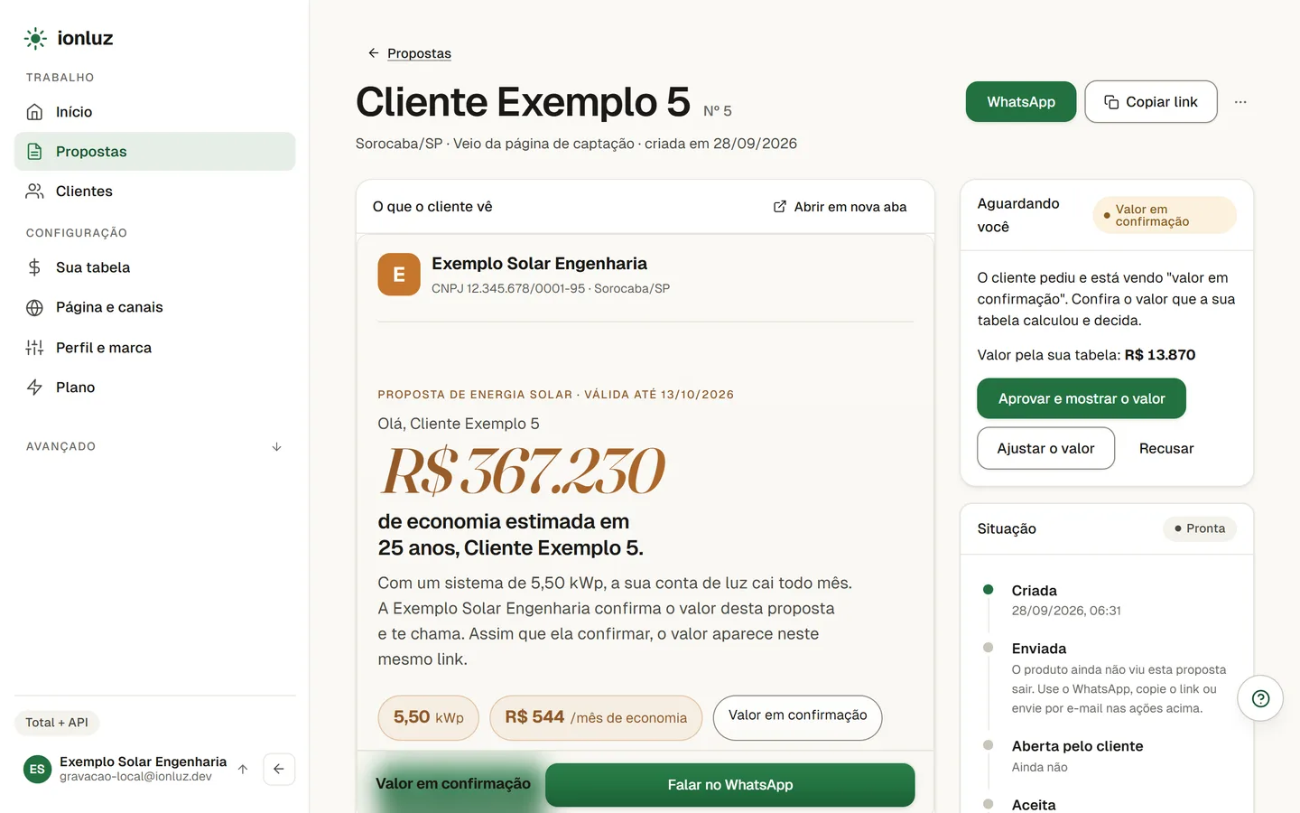 Proposta que chegou pela página com Eu aprovo antes: à esquerda, o cliente vê valor em confirmação; à direita, o cartão Aguardando você com o valor da tabela e os botões para aprovar, ajustar ou recusar